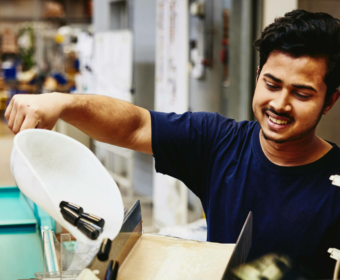 Homme travaillant sur un site de production.