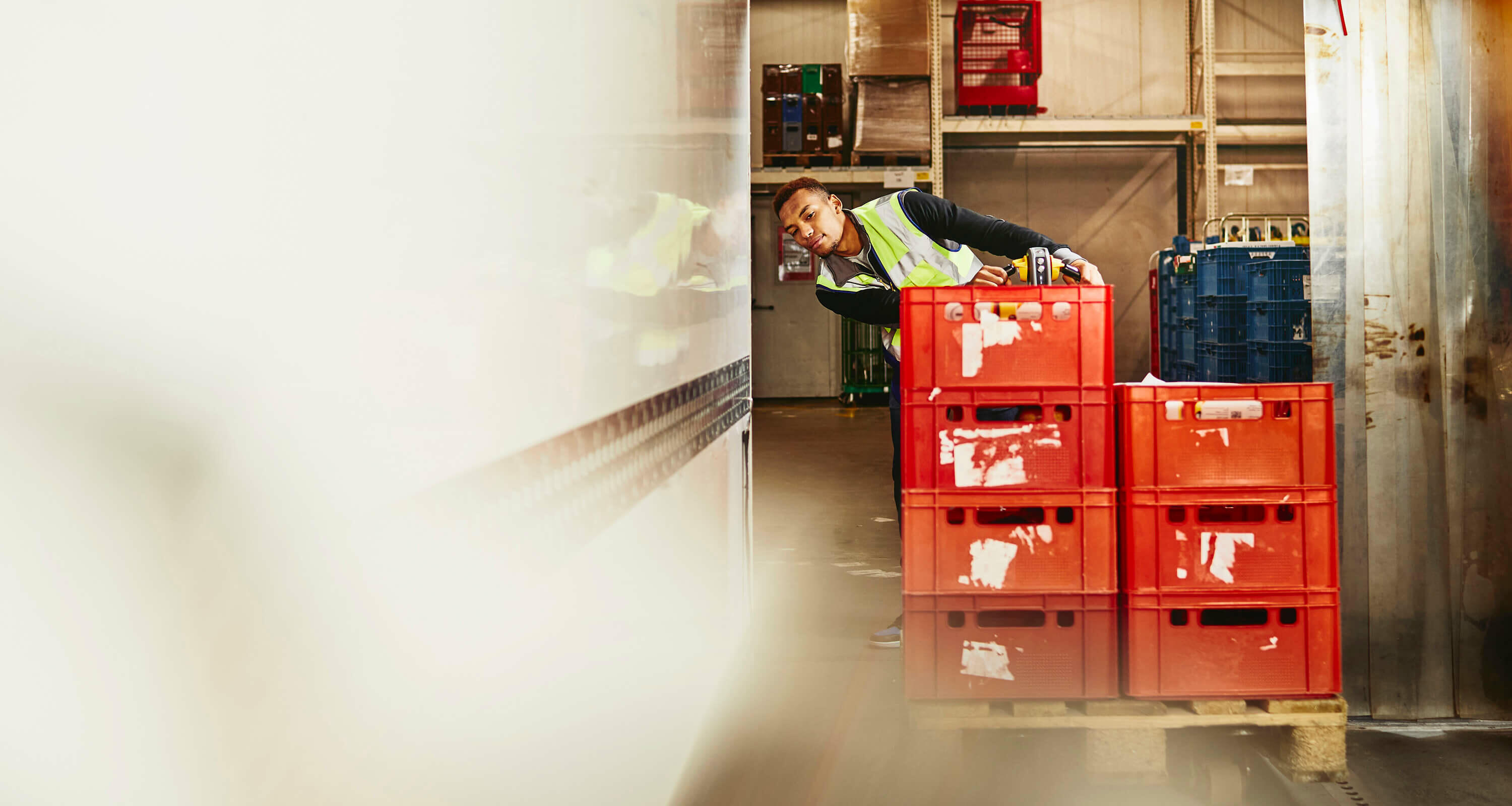 homme déchargeant un camion de livraison