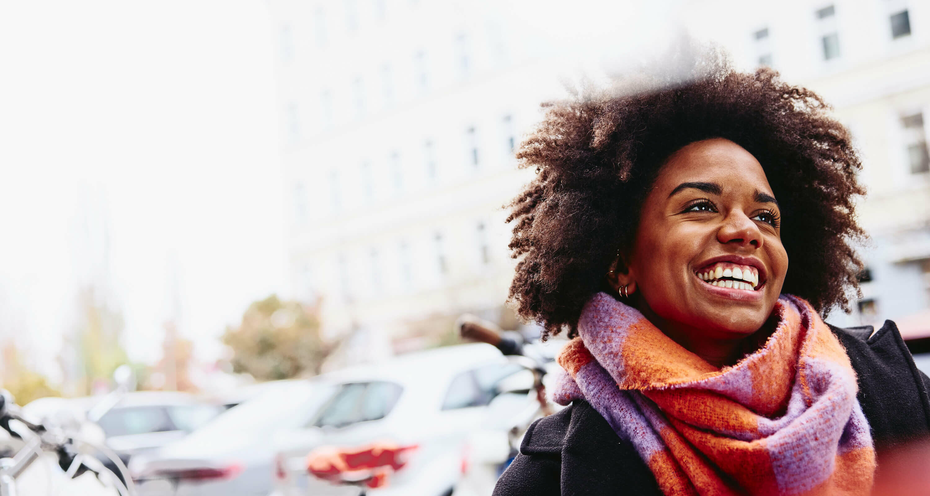 femme souriant en marchant à l'extérieur